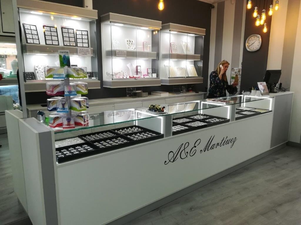 Muebles para tiendas - Joyería Martínez - Paneles de lamas - Vitrinas